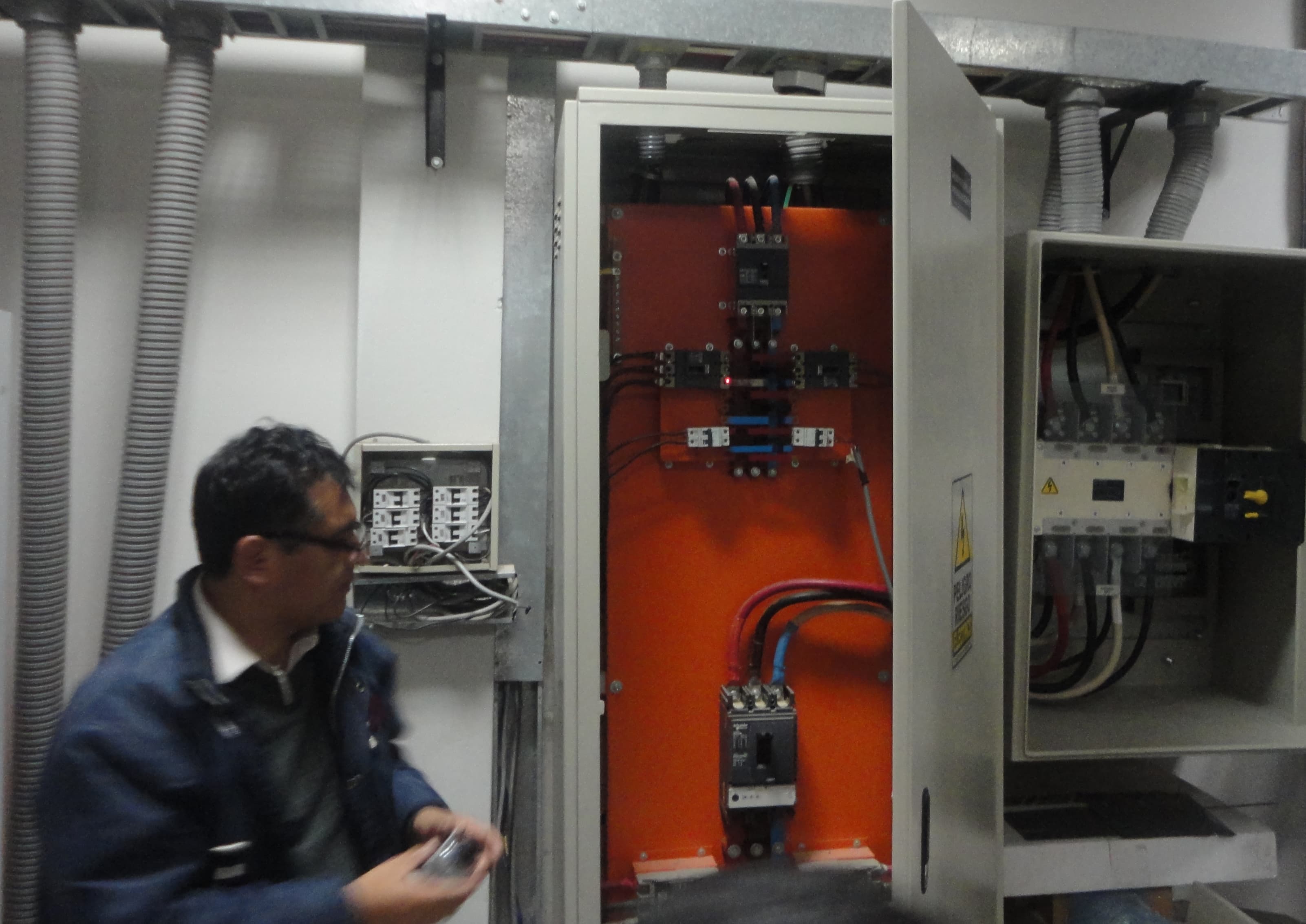 Más de 20 años realizando servicios eléctricos y electrónicos.